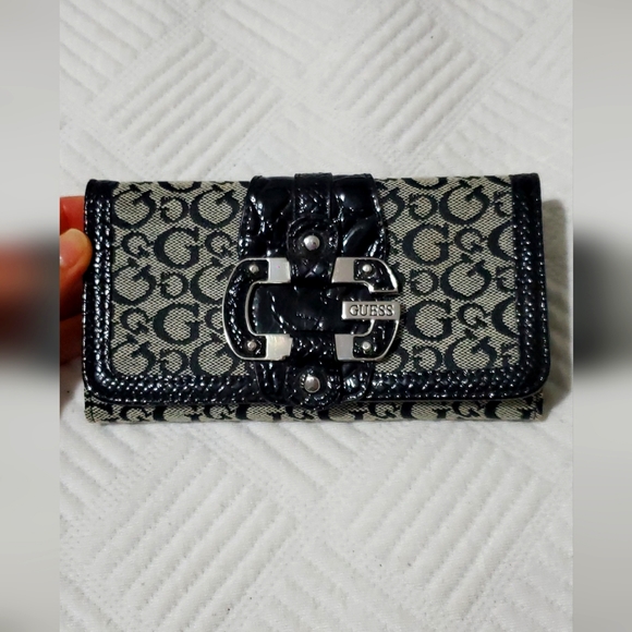 Guess Women Wallet - Picture 1 of 5
